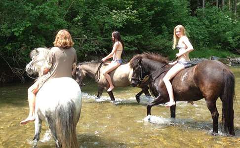 Mit den Ponys beim Baden